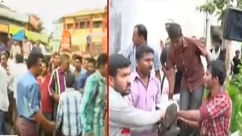 ಟಿಪ್ಪು ಜಯಂತಿ ವಿರೋಧಿ ಮಡಿಕೇರಿಯಲ್ಲಿ ನಡೆದ ಪ್ರತಿಭಟನೆ ವೇಳೆ ಸಾವಪ್ಪಿದ ವ್ಯಕ್ತಿಯನ್ನು ಆಸ್ಪತ್ರೆಗೆ ಸಾಗಿಸುತ್ತಿರುವ ಜನ