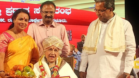 ಸಾಹುಕಾರ್ ಜಾನಕಿ ಅವರಿಗೆ ಸಿಎಂ ಸಿದ್ದರಾಮಯ್ಯ ಅವರಿಂದ ರಾಜ್ಯೋತ್ಸವ ಪ್ರಶಸ್ತಿ ಪ್ರದಾನ