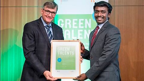 ಪ್ರಶಸ್ತಿ ಸ್ವೀಕರಿಸುತ್ತಿರುವ ಅರುಣ್ ಪ್ರಸಾದ್ಕುಮಾರ್