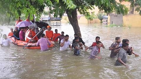 ಭಾರೀ ಮಳೆಯಿಂದಾಗಿ ಜಲಾವೃತ್ತಗೊಂಡಿರುವ ಪ್ರದೇಶದಿಂದ ಜನರನ್ನು ದೋಣಿಯ ಮುಖಾಂತರ ಸ್ಥಳಾಂತರಿಸುತ್ತಿರುವ ಚಿತ್ರ (ಸಂಗ್ರಹ ಚಿತ್ರ)
