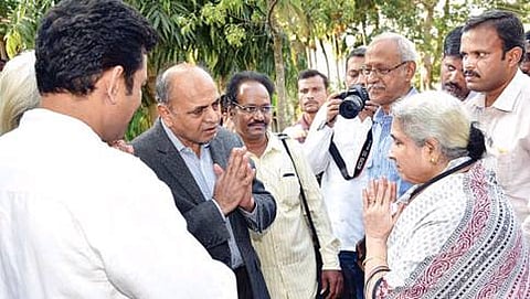 ಸಾಹಿತಿಗಳು, ಕಲಾವಿದರು ಡಾ. ಎಂ. ಎಂ. ಕಲಬುರ್ಗಿ ಅವರ ಮನೆಗೆ ತೆರಳಿ ಕುಟುಂಬಕ್ಕೆ ಸಾಂತ್ವನ ಹೇಳಿದರು.