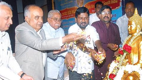 ಬೆಂಗಳೂರಿನಲ್ಲಿ ಮಂಗಳವಾರ ದಕ್ಷಿಣ ಭಾರತದ ದಲಿತ ಸಾಹಿತ್ಯ ವಿಚಾರ ಸಂಕಿರಣದಲ್ಲಿ ಅಂಬೇಡ್ಕರ್ ಪುತ್ಥಳಿಗೆ ಪುಷ್ಪ ಅರ್ಪಿಸಿದ ಡಾ.ನರಹಳ್ಳಿ ಬಾಲಸುಬ್ರಹ್ಮಣ್ಯ, ಪ್ರೊ.ಬಿ.ತಿಮ್ಮೇಗೌಡ, ಡಾ.