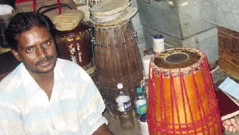 ಮೃದಂಗ ತಯಾರಿಕೆ ನಿರತ ರಾಮಸ್ವಾಮಿ