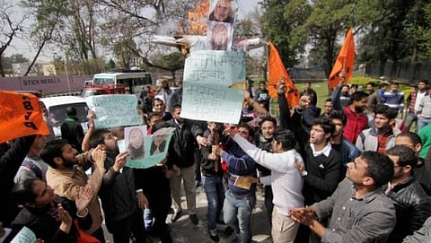 ಆಲಂ ಬಿಡುಗಡೆ ವಿರುದ್ಧ ಜಮ್ಮುವಿನಲ್ಲಿ ಪ್ರತಿಭಟನೆ ನಡೆಸಿದ ಎಬಿವಿಪಿ ಕಾರ್ಯಕರ್ತರು