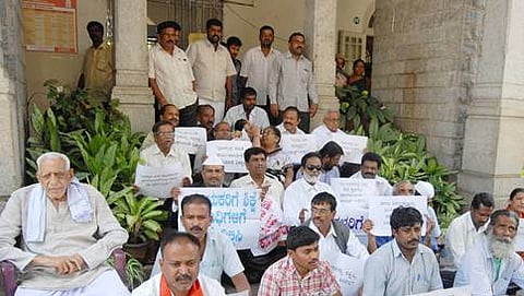 ಪ್ರತಿಭಟನಾ ನಿರತ ಕಾರ್ಯಕರ್ತರು.