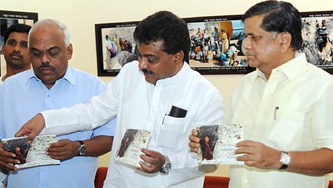 `ಬರಿದಾಯಿತು ಬಯಲುಸೀಮೆ ಒಡಲು' ಛಾಯಾ ಚಿತ್ರ ಪ್ರದರ್ಶನ ಸಮಾರೋಪ ಸಮಾರಂಭದಲ್ಲಿ ಶಾಸಕ ರಮೇಶ್ ಕುಮಾರ್