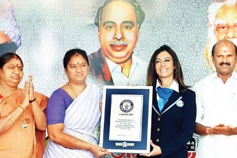 ಪುಷ್ಪಾ ಗಿನ್ನಿಸ್ ಪ್ರಮಾಣಪತ್ರ ಪಡೆದ ಶಶಿಕಲಾ ಪುಷ್ಪಾ