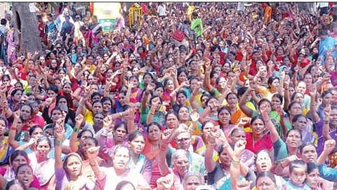 ಪ್ರತಿಭಟನಾನಿರತ ಅಂಗನವಾಡಿ ಕಾರ್ಯಕರ್ತೆಯರು