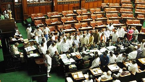 ವಿಧಾನಸಭೆಯಲ್ಲಿ ಪ್ರತಿಪಕ್ಷಗಳ ಧರಣಿ