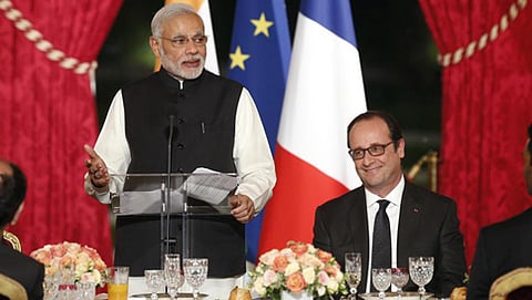 ನರೇಂದ್ರ ಮೋದಿ ಫ್ರಾನ್ಸಿಸ್ ಹಾಲೆಂಡ್ ಜತೆಗೆ (ಕೃಪೆ : ರಾಯಿಟರ್ಸ್ )