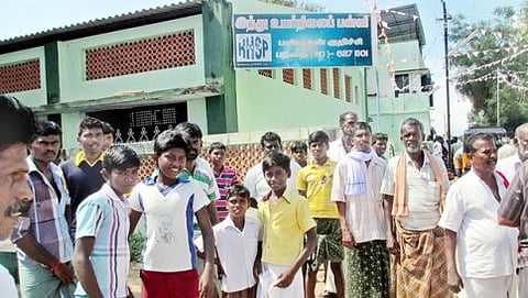 ಶಾಲೆಯ ಎದುರು ನಡೆದ ಪ್ರತಿಭಟನೆ