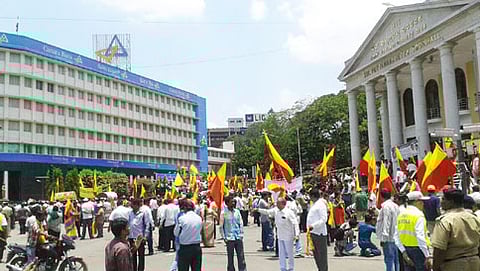 ರ್ಯಾಲಿ ನಿರತ ಪ್ರತಿಭಟನಾಕಾರರು
