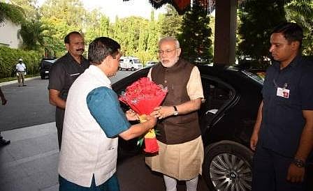 ಪ್ರಧಾನಿಯನ್ನು ರಾಜ್ಯ ಬಿಜೆಪಿ ಅಧ್ಯಕ್ಷ ಪ್ರಹ್ಲಾದ್ ಜೋಶಿ ಅವರು ಪುಷ್ಪಗುಚ್ಛ ನೀಡುವ ಮೂಲಕ ಆತ್ಮೀಯವಾಗಿ ಬರಮಾಡಿಕೊಂಡರು.