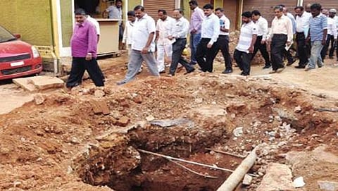 ಡಿಜೆಹಳ್ಳಿಯ ರಸ್ತೆಗಳಲ್ಲಿ ಕಾಮಗಾರಿಗಳಿಗಾಗಿ ಗುಂಡಿ ತೋಡಿರುವುದನ್ನು ಬಿಬಿಎಂಪಿ ಆಡಳಿತಾಧಿಕಾರಿ ವಿಜಯಭಾಸ್ಕರ್ ಹಾಗೂ ಆಯುಕ್ತ ಕುಮಾರ್ ನಾಯಕ್ ಪರಿಶೀಲಿಸಿದರು.