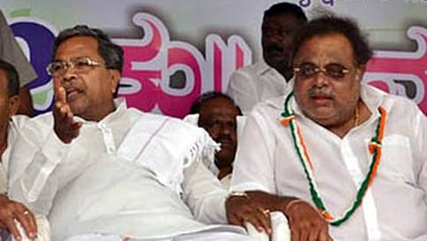 ವಸತಿಸಚಿವ ಅಂಬರೀಷ್ ಮತ್ತು ಮುಖ್ಯಮಂತ್ರಿ ಸಿದ್ದರಾಮಯ್ಯ (ಸಂಗ್ರಹ ಚಿತ್ರ)