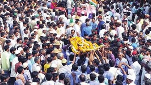 ಹಾವೇರಿ ತಾಲೂಕಿನ ಅಗಡಿ ಗ್ರಾಮದಲ್ಲಿ ಯೋಧನ ಪಾರ್ಥಿವ ಶರೀರದ ಮೆರವಣಿಗೆಯಲ್ಲಿ ಸಾವಿರಾರು ಜನರು ಪಾಲ್ಗೊಂಡು ಅಂತಿಮ ನಮಗ ಸಲ್ಲಿಸಿದರು.