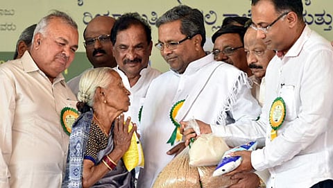 ಬಿಪಿಎಲ್ ಪಡಿತರರಿಗೆ ಪಡಿತರ ವಿತರಿಸಿದ ಸಿಎಂ ಸಿದ್ದರಾಮಯ್ಯ