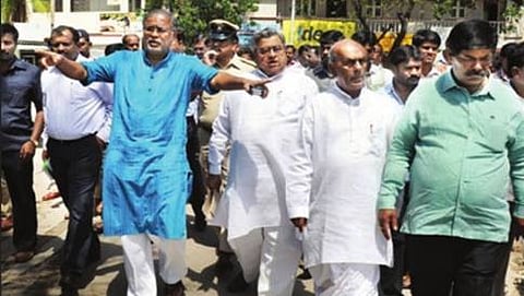 ಕೆರೆ ಒತ್ತುವರಿ ಸದನ ಸಮಿತಿ ಬುಧವಾರ 9 ಕೆರೆಗಳಿಗೆ ಭೇಟಿ ನೀಡಿ ಪರಿಶೀಲಿಸಿತು. ಅಧ್ಯಕ್ಷ ಕೆ.ಬಿ.ಕೋಳಿವಾಡ, ಸದಸ್ಯ ಸುರೇಶ್ ಕುಮಾರ್ ಇದ್ದರು.