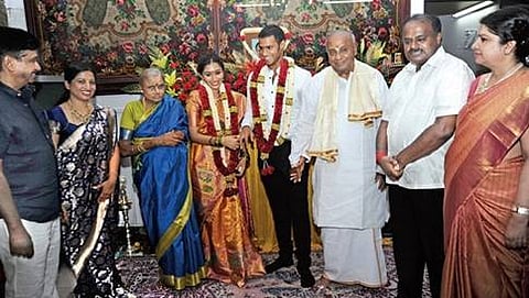 ನಿಶ್ಚಿತಾರ್ಥ ಕಾರ್ಯಕ್ರಮದಲ್ಲಿ ಮಾಜಿ ಪ್ರಧಾನಿ ದೇವೇಗೌಡ, ಕುಮಾರಸ್ವಾಮಿ ದಂಪತಿ, ಕೆಸಿಎನ್ ಮೋಹನ