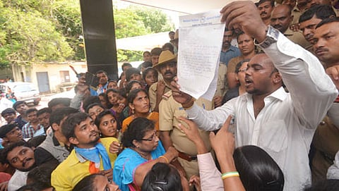 ಪ್ರತಿಭಟನಾ ನಿರತ ವಿದ್ಯಾರ್ಥಿಗಳು