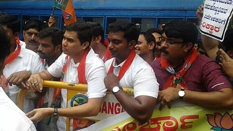 ಪಿಯುಸಿ ಫಲಿತಾಂಶ ಗೊಂದಲ ವಿರೋಧಿಸಿ ಶನಿವಾರ ಪದವಿ ಪೂರ್ವ ಶಿಕ್ಷಣ ಮಂಡಳಿ ಎದುರು ಬಿಜೆಪಿ ಯುವ ಮೋರ್ಚ್ ಪ್ರತಿಭಟನೆ ನಡೆಸಿತು.