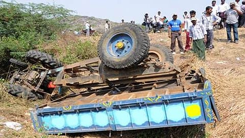 ಟ್ರ್ಯಾಕ್ಟರ್ ಪಲ್ಟಿ(ಸಾಂದರ್ಭಿಕ ಚಿತ್ರ)