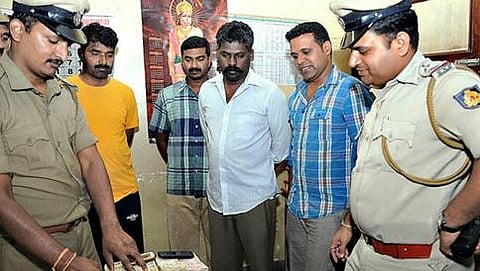 ಬಂಧಿತ ಆರೋಪಿಗಳೊಂದಿಗೆ ಮಾಹಿತಿ ಪಡೆಯುತ್ತಿರುವ ಪೊಲೀಸರು
