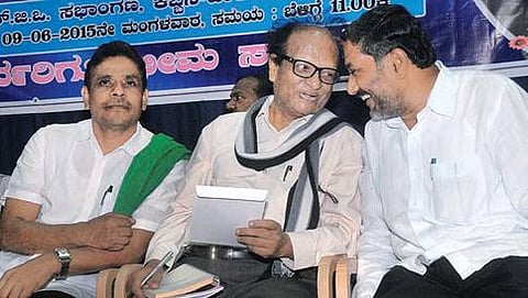 ಕಾರ್ಯಕ್ರಮದಲ್ಲಿ ಪಿಸುಮಾತಿನಲ್ಲಿ ತೊಡಗಿರುವ ಸಾಹಿತಿ ಚಂದ್ರಶೇಖರ ಪಾಟೀಲ್ ಹಾಗೂ ಸಮಿತಿಯ ರಾಜ್ಯ ಸಂಚಾಲಕ ಆರ್.ಮೋಹನ್ರಾಜ್. ರೈತ ಸಂಘದ ಅಧ್ಯಕ್ಷ ಕೋಡಿಹಳ್ಳಿ ಚಂದ್ರಶೇಖರ್ ಭಾಗವಹಿಸಿದ