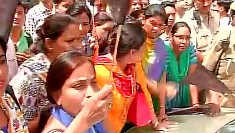 ದೆಹಲಿ ಸಿಎಂ ಕೇಜ್ರಿವಾಲ್ ಮನೆ ಮುಂದೆ ಬಿಜೆಪಿ ಮಹಿಳಾ ಘಟಕದ ಪ್ರತಿಭಟನೆ