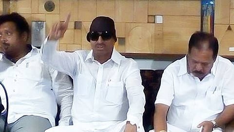 ಪತ್ರಿಕಾಗೋಷ್ಠಿಯಲ್ಲಿ ವಾಟಾಳ್ ನಾಗರಾಜು, ಸಾರಾ ಗೋವಿಂದ್ ಮತ್ತಿತರರು ಹಾಜರಿದ್ದರು.