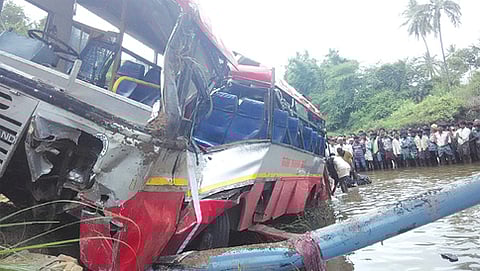 ಕಂದಕಕ್ಕೆ ಉರುಳಿದ ಕೆಎಎಸ್ ಆರ್ ಟಿಸಿ ಬಸ್
