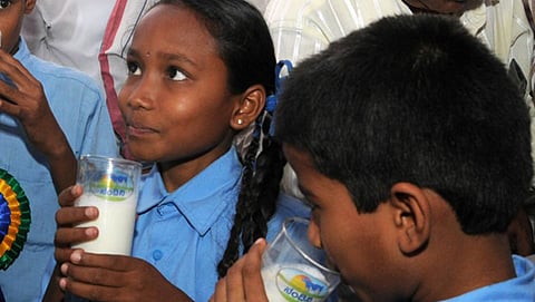 ಹಾಲು ಕುಡಿಯುತ್ತಿರುವ ಶಾಲಾ ಮಕ್ಕಳು
