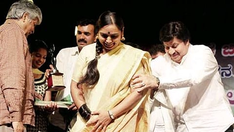 ಕಲಾ ಉತ್ಸವ -2015ರ ಪ್ರಶಸ್ತಿ ಪ್ರದಾನ ಸಮಾರಂಭದಲ್ಲಿ ನಟಿ ಶ್ರುತಿ ಅವರನ್ನು ಸನ್ಮಾನಿಸಲು ನಟ ಶ್ರೀನಾಥ್ ಹಾಗೂ ನಿರ್ದೇಶಕ ಎಸ್.ವಿ. ರಾಜೇಂದ್ರಸಿಂಗ್ ಬಾಬು ಸಜ್ಜಾಗಿರುವ ಕ್ಷಣ.