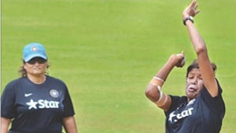 ಬೌಲಿಂಗ್ ಅಭ್ಯಾಸ ನಿರತ ಭಾರತ ತಂಡದ ಜೂಲನ್ ಗೋಸ್ವಾಮಿ