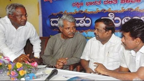 ಸಮತಾ ಸೈನಿಕ ದಳ ಏರ್ಪಡಿಸಿದ್ದ ನಾಲ್ಕು ದಶಕಗಳ ದಲಿತ ಚಳವಳಿ, ಸುಂದರ ನಾಳೆಗಾಗಿ ಒಂದು ಮುನ್ನೋಟ ಕುರಿತ ದುಂಡು ಮೇಜಿನ ಸಭೆಯಲ್ಲಿ ಸಾಹಿತಿಗಳಾದ ಡಾ.ಎಲ್.ಹನುಮಂತಯ್ಯ, ಅರವಿಂದ ಮಾಲಗತ್ತಿ
