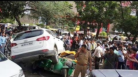 ಗುಂಡಿನ ದಾಳಿಯಿಂದ ತಪ್ಪಿಸಿಕೊಳ್ಳಲು ಆಟೋ ಮೇಲೆ ಕಾರು ಹತ್ತಿಸಿದ ಚಾಲಕ