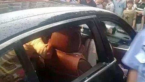 ಬಿಎಂಡಬ್ಲು ಕಾರ್ ಒಳಗೆ ಮಗು (ಸಿಸಿಟಿವಿಯಲ್ಲಿ ಸೆರೆಯಾದ ಚಿತ್ರ)