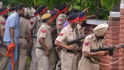 ಉಗ್ರರ ದಾಳಿ ವೇಳೆ ಅಭದ್ರತಾ ಸ್ಥಿತಿಯಲ್ಲಿ ಪ್ರತಿದಾಳಿ ಮಾಡುತ್ತಿರುವ ಪಂಜಾಬ್ ಪೊಲೀಸರು