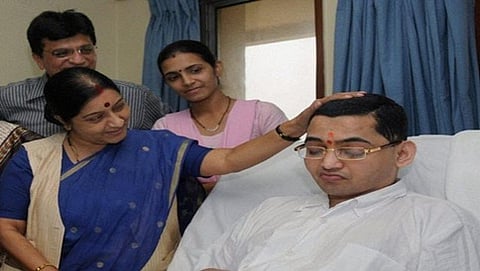 ವಿದೇಶಾಂಗ ಸಚಿವೆ ಸುಷ್ಮಾ ಸ್ವರಾಜ್ ನಾಲ್ಕು ವರ್ಷಗಳ ಹಿಂದೆ ಪರಾಗ್ ಸಾವಂತ್ ರನ್ನು ಆಸ್ಪತ್ರೆಯಲ್ಲಿ ಭೇಟಿ ಮಾಡಿದ್ದ ಸಂದರ್ಭದ ಸಂಗ್ರಹ ಚಿತ್ರ