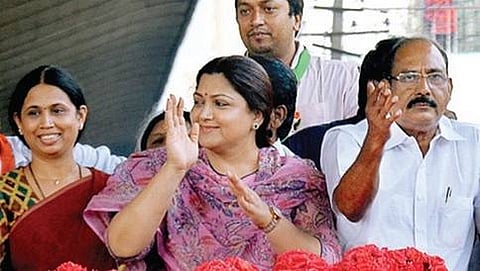 ಬಿಬಿಎಂಪಿ ಪ್ರಚಾರಕ್ಕೆ ಭಾನುವಾರ ಬೆಂಗಳೂರಿಗೆ ಆಗಮಿಸಿದ್ದ ಎಐಸಿಸಿ ವಕ್ತಾರೆ ಖುಷ್ಬೂ ಅವರನ್ನು ಕೆಪಿಸಿಸಿ ಮಹಿಳಾ ಘಟಕದ ಅಧ್ಯಕ್ಷೆ ಲಕ್ಷ್ಮೀ ಹೆಬ್ಬಾಳ್ಕರ್ ಬರ ಮಾಡಿಕೊಂಡ ಕ್ಷಣ.