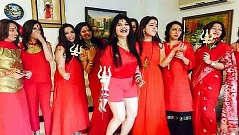 ಮಹಿಳೆಯ ಗುಂಪೊಂದು ರೆಡ್ ಡ್ರಸ್ ಧರಿಸಿ, ಕೈಯಲ್ಲಿ ತ್ರಿಶೂಲ ಹಿಡಿದು ಸಂಭ್ರಮಿಸುತ್ತಿರುವುದು