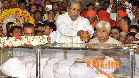 ಡಾ.ಎಂಎಂ ಕಲಬುರ್ಗಿ ಅವರ ಪಾರ್ಥೀವ ಶರೀರಕ್ಕೆ ನಮನ ಸಲ್ಲಿಸಿದ ಸಿಎಂ ಸಿದ್ದರಾಮಯ್ಯ