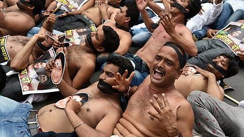 ಸ್ಪೀಕರ್ ವಿರುದ್ಧ ಯುವ ಕಾಂಗ್ರೆಸ್ ಕಾರ್ಯಕರ್ತರು ಅಂಗಿ ಬಿಚ್ಚಿ ಪ್ರತಿಭಟನೆ ನಡೆಸಿದ ಚಿತ್ರ