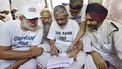 ಒಆರ್ಒಪಿ ಯೋಜನೆ ಜಾರಿ ಕೋರಿ ನಿವೃತ್ತ ಯೋಧರು ಉಪವಾಸ ಸತ್ಯಾಗ್ರಹ ಮಾಡುತ್ತಿರುವ ಚಿತ್ರ (ಫೋಟೋ ಕೃಪೆ: ಪಿಟಿಐ)