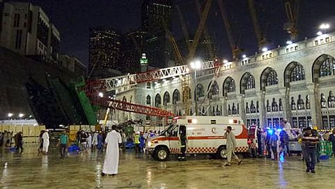 ಘಟನಾ ಸ್ಥಳದಲ್ಲಿ ಗಾಯಗೊಂಡ ಯಾತ್ರಿಕರಿಗೆ ತುರ್ತುಸೇವಾ ವಾಹನಗಳ ಮೂಲಕ ಚಿಕಿತ್ಸೆ ನೀಡುತ್ತಿರುವ ಚಿತ್ರ.