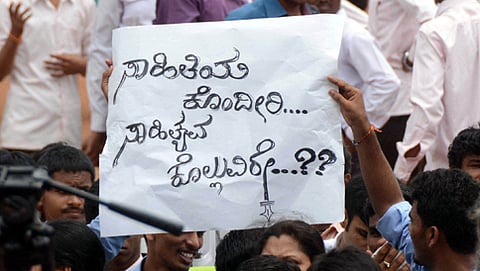 ಕಲಬುರ್ಗಿ ಹತ್ಯೆ ಖಂಡಿಸಿ ಧಾರವಾಡದಲ್ಲಿ ನಡೆದ ಪ್ರತಿಭಟನೆ (ಕೃಪೆ: ಕೆಪಿಎನ್ )