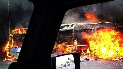 ಢಿಕ್ಕಿ ರಭಸಕ್ಕೆ ಬೆಂಕಿಗಾಹುತಿಯಾದ ಬಸ್ (ಸಾಂದರ್ಭಿಕ ಚಿತ್ರ)