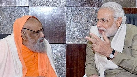 ಸ್ವಾಮಿ ದಯಾನಂದ ಗಿರಿ ಜೊತೆ ನರೇಂದ್ರ ಮೋದಿ