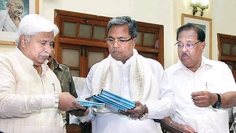 ಸಾಮಾಜಿಕ, ಆರ್ಥಿಕ ಗಣತಿಯ ದತ್ತಾಂಶದ ವರದಿಯನ್ನು ಮುಖ್ಯಮಂತ್ರಿ ಸಿದ್ದರಾಮಯ್ಯ ಸೋಮವಾರ ವಿಧಾನಸೌಧದಲ್ಲಿ ಬಿಡುಗಡೆ ಮಾಡಿದರು. ಸಚಿವರಾದ ಎಚ್.ಕೆ. ಪಾಟೀಲ್ ಮತ್ತು ಖಮರುಲ್ ಇಸ್ಲಾಂ ಇದ್ದ