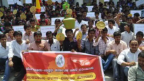 ಟೌನ್ ಹಾಲ್ ಬಳಿ ರೊಟ್ಟಿ ಹಿಡಿದು ಪ್ರತಿಭಟನೆ ನಡೆಸಿದ ಉತ್ತರ ಕರ್ನಾಟಕದ ಜನತೆ